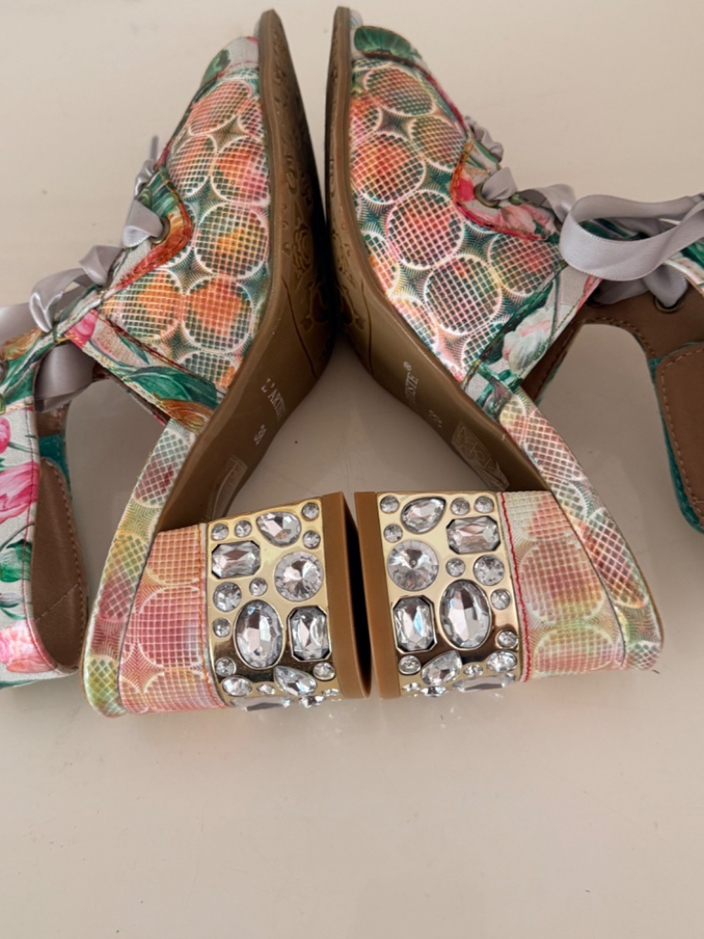 L'Artiste Bubbly Grey Open Toe Embellished Sandal - Size 7.5. NEW WITH BOX